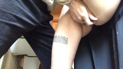 在學校浴室裡噴,真正的泡沫高潮 - 我的老師盡了最大的努力