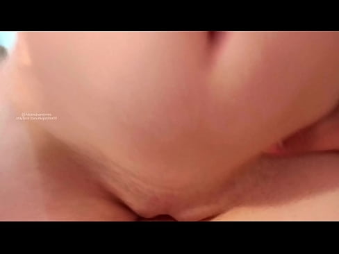 ❤️ 睡在我姐姐的房間裡，這就是我醒來的方式 性愛視頻 在我們