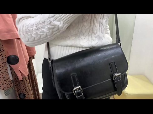 ❤️ 年輕婊子 FeralBerry 在試衣間用假陽具公開自慰 性愛視頻 在我們