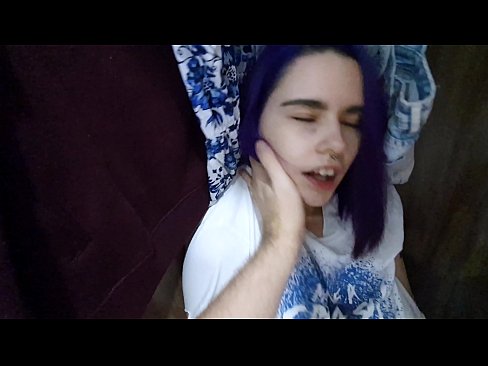 ❤️ 在壁櫥裡找到我姐姐並幫她射精 性愛視頻 在我們
