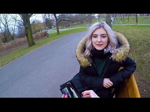 ❤️ 為了錢吞下陌生人的熱精液 - Eva Elfie 在公園裡口交 性愛視頻 在我們